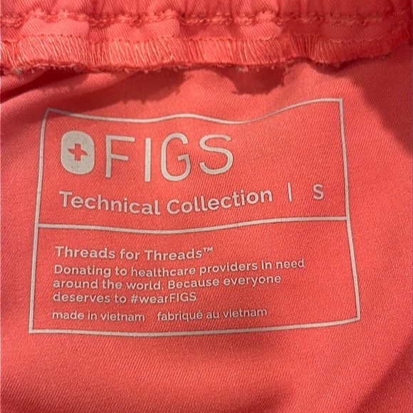 FIGS Women's Pink Scrub Set - Picture 6 of 8